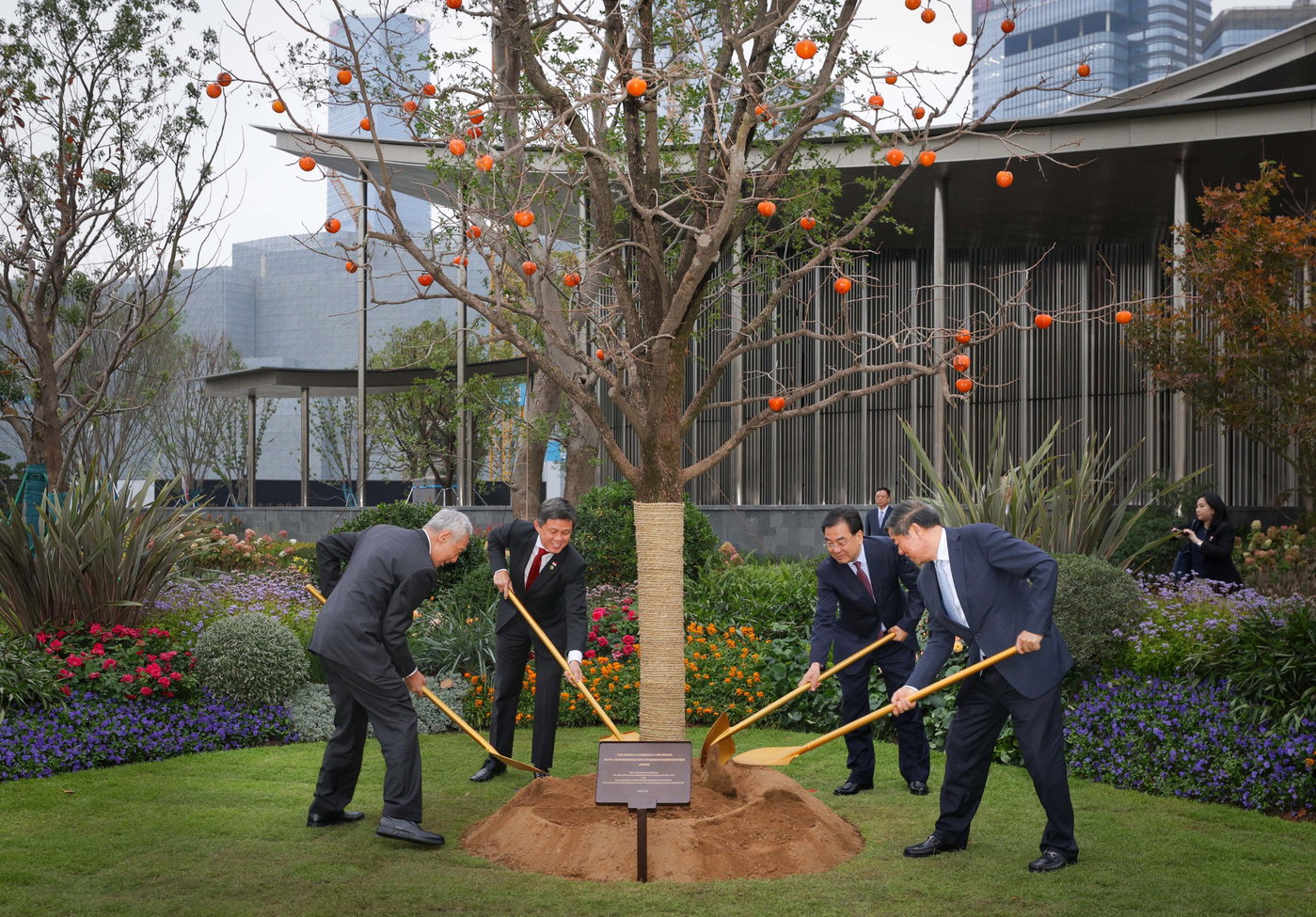 CHINESE AND SINGAPOREAN OFFICIALS PLANT FRIENDSHIP TREE AT THE GARDENS OF THE SUZHOU MUSEUM OF CONTEMPORARY ART | Bjarke Ingels Group